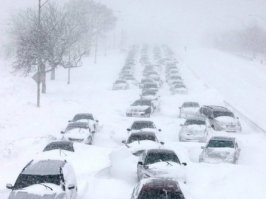 Я не знаю, предупреждали ли население о предстоящей снежной буре, но просто провожу аналогию с Минском 15 марта 2013 года. Тогда в марте в один прекрасный день выдали прогноз - придет циклон "Хавьер". Будет оооочень много снега, оставайтесь дома, не используйте личный транспорт. Я как белый человек, с утра переставил машину так, чтобы не мешать возможной уборке снега и поехал на работу на общественном транспорте. Вечером пораньше свалил с работы, потому что снег уже начинался и хз как бы ходил этот же транспорт через полчаса. В итоге приехал домой, и в тепле, попивая чаёк стал читать в онлайне новости и вопли автомобилистов, застревающих на трассах. Снега было реально неимоверное количество. Застрявших были тоже сотни. Авто и общественный транспорт застревали даже в городе и людям приходилось просто идти пешком. 
И у меня тогда возник вопрос к застревающим в окрестностях Минска - Нахер вы претесь на машинах, зная о таком прогнозе, особенно с полупустыми баками и особенно с детьми?! Потому что вам надо??? Бл*ть, неужели прямо у всех настолько срочные дела, что нужно непременно в это время непременно ехать на тачке, зная, что будет п*дец и надеясь на авось?! У нас к счастью в тот вечер никто не погиб.
Я нисколько не обвиняю застрявших на трассе Оренбург - Орск, потому что не знаю реальной ситуации. Но аналогия есть.
Вот что творилось тогда в Минске:
