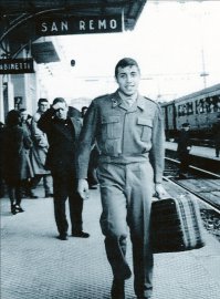 Знаковая личность своего времени. Адриано Челентано едет на свой первый фестиваль в Сан-Ремо. 7 января 1961 года певец впервые принял участие в музыкальном фестивале в Сан-Ремо с песней "Ventiquattromila baci".