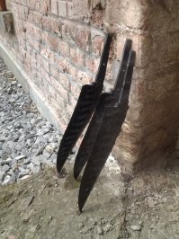 какие рисунки, какое "стремное травление"?!
там разные слои металлов, вы на фото внимательно посмотрите
слои при травлении  и вышли