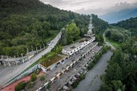 Может я и ошибаюсь, но ооочень похоже на кусок одной из трасс CARMAGEDDON'а (правда не помню какой части).