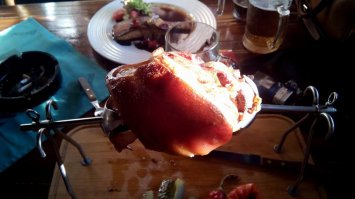 Забыли про вепрево колено в Праге)))А в Вене шницель надо точить и кофейком запивать( редко пью кофе, но в Вене он реально очень вкусный)