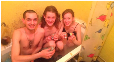 Три гомосека в облупленном корыте, черный грибок на стенах, пьют слабительное.