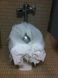 брезгливость или паранойя????
когда брызнет, он поймет что недостаточно бумаги нарвал :)