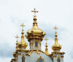 Настоящее Православие является не христианским культом, как нас сегодня пытается уверить, а языческим культом солнцепоклонников. Почему солнцепоклонников? Ну так у нас ведь кругом и всюду символ Солнца! Вспомните крест над входом в алтарь Исаакиевского собора. Там в центре Солнце. А это мозаика в центре зала, я один там вижу символ Солнца или как?
Христа распяли на Т образном кресте, а мы почитаем как минимум 4 конечный крест. 

Вплоть до IV века н.э. христиане не только не относились к кресту с почтением, но даже презирали его как языческий символ. «Что же касается крестов, - отмечал христианский писатель Феликс Мануций, живший в III веке н.э. - то мы их совсем не почитаем: не нужны они нам, христианам; это вы, язычники, вы, для которых священны деревянные идолы, вы почитаете деревянные кресты».