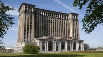 Развалины Детройта ужаса не вселяют,скорее впечатляют один вокзал чего стоит.