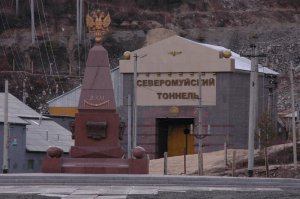 На фото не Северомуйский тоннель , это тоннель не перегоне Осыпной-Перевал . Горный участок идущий в обход тоннеля по верху перевала . И его никогда не разберут , потому что в тоннеле постоянно идут "окна" . Его периодически ремонтируют , горячие источники делают своё дело , по тоннелю едешь и видишь как по стенам вода течёт . Да и сам тоннель стоит на разломе и есть подземные реки которые периодически подмывают его фундамент , туда под давлением закачивают спецраствор который от воды затвердевает (на основе цемента) . Но его со временем всё равно вымывает . 
 В этом тоннеле при пробойке погибла целая бригада из 67 человек , кипятком залило когда на горячий источник наткнулись . Некоторые путейцы там иногда призраков видят , да и зарплата у этих путейцев намного выше чем у "надземных" путейцев , им платят за вредность . В тоннеле высокая радиация .
 Вид со станции Окусикан :