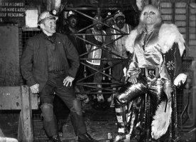 отец прям изгордился весь своим чадом.