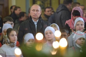 У этой девочки единственной на этой фотографии взгляд осмысленный...