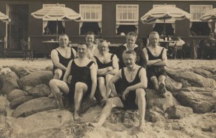 если это реально 1860-е, то чуваки - беспредельщики, ибо в начале XX века были вот такие костюмы купальные (фото 1900 г.)