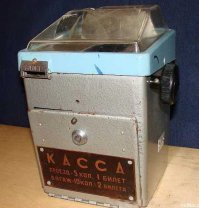 А ещё ЛиАЗ-677 называли "луноход", и вот кондуктор в них появился в середине 90х. До кондукторов стояла вот такая касса)))