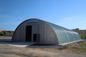 Ни фига себе- обычный ангар. В обычный ангар такое не влезет. А "старый ангар из-под дирижабля" рано или поздно сложится. И я бы не хотел в нем находится в это время.