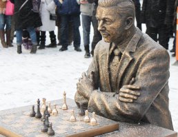 Памятник в Нарве поставили.