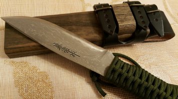 Очень уважаю людей которые делают крутые вещи!!!
У меня вот такой вот ножичек. Правда я не знаю имеет ли он какую либо ценность, но в использовании хорош. Очень нравится!!!