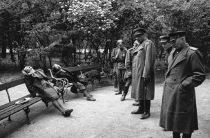 На этом фото показано массовое самоубийство перед приходом Красной Армии.А если посмотреть всю историю и разобраться???

"Евгений Халдей, военный фотокорреспондент, сделавший это фото, вспоминал: "Я пошел в парк у здания парламента, чтобы снять проходящие колонны солдат. И увидел эту картину. На скамейке сидела женщина, убитая двумя выстрелами - в голову и шею, рядом с ней мертвые подросток лет пятнадцати и девочка. Чуть поодаль лежал труп отца семейства. На лацкане у него был золотой значок НСДАП, рядом валялся револьвер. (…) Подбежал вахтер из здания парламента:
- Это он, он сделал, не русские солдаты. Пришел в 6 утра. Я видел его и его семью из подвального окна. На улице ни души. Он сдвинул вместе скамейки, велел женщине сесть, то же самое велел детям. Я не понял, что он собирается делать. И тут он застрелил мать и сына. Девочка запротивилась, тогда он уложил ее на скамью и тоже застрелил. Отошел в сторону, оглядел результат и застрелился сам.”