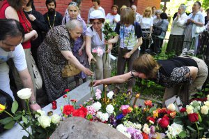 "Врать про смертную казнь не нужно" тем самым вы настаиваете на своей истине.

 Про свои взгляды и отношения к церкви я уже писал.

 Про Евангелия так показать вам вашу не правоту
 Приветствуете меня ) мракобесом называя, лгуном. Хорошо приветствуете, тем более враньё оказалось правдой (масленица, яблочный спас, распятие на Тау) 

 "Единственное украшение могилы христианина - это крест." (см.фото)
 Вот обряды до христианской Руси - "В этот день посещали кладбища, поминали своих усопших родственников, украшали зеленью их могилы, устраивали ритуальные трапезы и общались с душами покойных." сравните с фотографиями современных православных кладбищ и ответьте себе на вопрос, что вы делаете на кладбище в этот день.

 Покланяются не природе как таковой, а проявлению божьему в природе. Не путайте это.