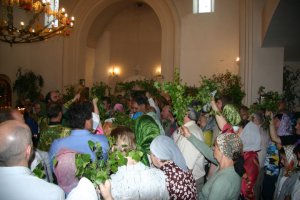 "Это называется мания величия, мнить себЯ стоящим на позиции Истины о определяющим что есть ложь, а что есть истина." сказал второй спорящий и настаивающий на истине своих утверждений 

Евангелие от Матфея:
5:47. И если вы приветствуете только братьев ваших,
что особенного делаете? Не так же ли поступают и язычники?
5:48. Итак будьте совершенны, как совершен Отец ваш Небесный.

Что пользы, братия мои,
если кто говорит, что он имеет веру, а дел не имеет?
может ли эта вера спасти его? Иак.2:14

Про канун Троицы и Троицкую субботу и обряды (см. фото) и если в Троицкую субботу будите украшать могилы своих усопших то знайте так делали на Руси и до христианства. 

Задушные поминки (до христианское название праздника в Курской обл.) 

Праздник — отрезок времени, выделенный в календаре в честь чего-либо или кого-либо, имеющий сакральное значение и связанный с культурной или религиозной традицией. 

Э. Дюркгейм и М. Элиаде, праздник — это период непосредственного контакта сакральной и мирской сторон существования человека, которые практически не соприкасаются в повседневной жизни. Календарная природа праздника согласует ритмы жизни человека и ритмы вселенной, помогает сделать выбор в пользу порядка, смысла, жизни и против хаоса и смерти