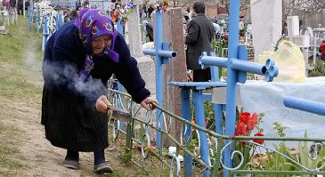 "Врать про смертную казнь не нужно" тем самым вы настаиваете на своей истине.

 Про свои взгляды и отношения к церкви я уже писал.

 Про Евангелия так показать вам вашу не правоту
 Приветствуете меня ) мракобесом называя, лгуном. Хорошо приветствуете, тем более враньё оказалось правдой (масленица, яблочный спас, распятие на Тау) 

 "Единственное украшение могилы христианина - это крест." (см.фото)
 Вот обряды до христианской Руси - "В этот день посещали кладбища, поминали своих усопших родственников, украшали зеленью их могилы, устраивали ритуальные трапезы и общались с душами покойных." сравните с фотографиями современных православных кладбищ и ответьте себе на вопрос, что вы делаете на кладбище в этот день.

 Покланяются не природе как таковой, а проявлению божьему в природе. Не путайте это.