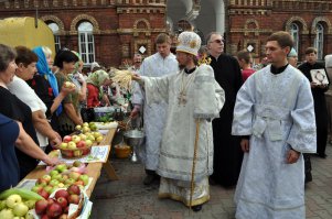 Христофор сродни голубю на иконах? Так с чего убрали из канонов Христофора? 

Вы так уверены, так символ полумесяца на кресте дескать от победы над османами )) а с чего он перевёрнут, а с чего он двойной так уже молчат современники наши в рясах.

Если символизирует страдания так с чего он такой сложный по форме, с чего он с трефами, бубнами, пиками, с чего там видим солнце и свастику, с чего вы вообще утверждаете что вкладывали наши предки в символ креста из каких источников вы свои утверждения берёте? Православие стирает симбиоз да стирает из сознания прихожан из поколения в поколение, а поговорите со старообрядцами они вам много интересного расскажут.

На свастике никого не распяли это чисто языческий символ, так с чего он в православных храмах делает?

Вот (имя не помню) старец православный и церковью почитаемый говорил в откровениях своих, что перед вторым пришествием церкви будут извращать учение православное, не ходите в церкви в эти дни, врата Иерусалима будут открыты для всех, не посещайте его. (откровение длинное, не помню его дословно и целиком, если нужно могу напрячься и поискать) 

"А где сказано что эта сырная седмица - это таинство церкви? Или праздник?" откройте церковный календарь да посмотрите там - праздник.

Яблочный спас не церковный праздник (см. фото)  

Но вы упорно говорите, что всё просто в символике и так однозначно.