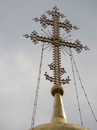 Как угодно, только скачки ауры при этом всё равно имеют место быть. 

Про распятие на 4 конечном и кресте - Тау

Вот вам данные из википедии там  ссылки на источники утверждений

Тау-крест выступает в качестве креста-распятия. Большинство исследователей полагает, что именно на таком кресте был распят Иисус Христос, в связи с тем, что тау-крест применялся для пытки и умерщвления в южных и восточных частях Римской империи. На этом прямо указывает так называемое «Послание Варнавы» (начало II-го века), а позже Тертуллиан. Изображение распятия на языческой карикатуре, относящемся к III веку и найденном при раскопках Палатинского холма в Риме в 1857 г., также имеет форму буквы «Т».

Кто невежда, не спешите с выводами. 
Что общего у 4 конечного креста (пусть с табличкой и с подножкой) с изображением креста на фотографии?