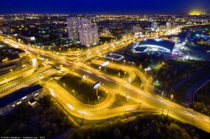 В правом верхнем углу... Видишь, светится? Так вот. это не он.... Он ещё правее, и не светится