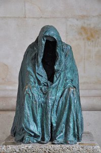 Плащ совести. Совершенно очевидно, что это памятник назгулам: