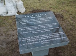 Хотел вчера сфоткатся с ним за столом, жена отговорила...сядешь, да так и прилипнешь к железному стулу яйцами на морозе... Земляки, а про памятную доску почему не упомянули? АГЛИЦКИЙ язык тоже исковеркали как Бог черепаху 

- grandmaster: а правильно - grand master
- the Estonia: а правильно - Estonia
- one of the last game: а правильно - one of the last games
- commemorated to: а правильно - in commemoration of game