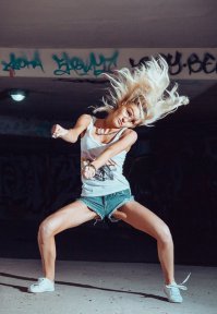 Покормите её.