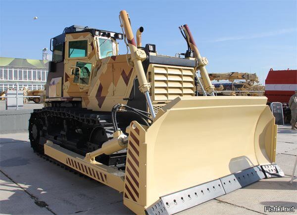 В 2015 году челябинский тракторный завод представил бронированный бульдозер.