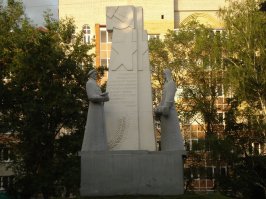 хотя в моем городе есть вот такой. но здесь вторая фуражка в руках символизирует погибшего товарища.