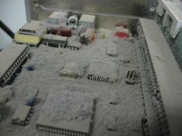 Согнутый стол с городским 3D-ландшафтом