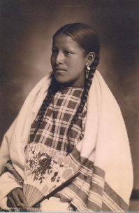 Автор однозначно школие если не по возрасту, так по уму. Чтобы увидеть в девушке Шайеннку, надо съесть ведро мескаля.
Совсем другой антропометрический тип лица. Это скорее девушка креолка, либо белая американка сфотографировалась на карнавале.
Креолы (для тех кто не знает) это метисы.
А вот как выглядит настоящая индеанка.