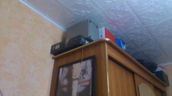 соседи сверху сделали из пола барабан (постелили ламинат без шумки ) вот таким устроиством периодически даю им понять что мне их слышно на отлично . простая колонка подпертая под потолок и подключенная к колонкам компа . включаю Ворлд оф танкс делаю звук на всю катушку , вставляю бируши в уши (танкошлема нет) и пару часов играю на тт или арте 9-10 уровень где каждый выстрел сбрасывает пару кило кирпичей по звуку