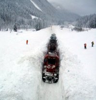 Две крайности. Метет пускают, не метет перестраховываются. Тут комментаторам поддерживающим это видео хотел сказать. Если МЧС или гаишники по вашему правильно делают, сидите всю зиму дома. Надо все дороги перекрыть, поезда остановить. 
Пипец, народ вы понимаете что это не нормально? Для спасения своих задниц они теперь направо и налево трассы закрывать будут, а народ мерзнуть в отстойниках. Как вариант дороги надо просто чистить. А куда женщинам ходить в туалет то? Ваша жена или мама в таком положении окажется? Я то за любую машину зайду не напрягаясь, если приспичит. Или вы на самом деле думаете, что это норма? Вот фото с Канады. Не теплее и снега побольше. Дороги не перекрывают, люди не гибнут. Самое поганое, что вы считаете это все нормой. На Западе любого ответственного, который сказал бы что это нормально с работы за 5 минут турнули бы. Две беды России...