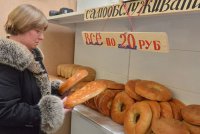 Руками хлеб лапаем, сравнивая? А топором получить не хочет? Сомневаюсь, что перед входом стоит станция дезинфекции и проверяют справку из инфекционки и дерматолога.