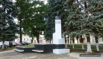 Ильич в Сергиевом Посаде. Прячется по левую руку от Сергия Радонежзкого на площади перед Лаврой. Очень неприметный.