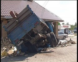 Несколько лет назад в Харькове, на спуске у грузовика отказали тормоза и он врезался в кафе, где к счастью никто не пострадал, водитель тоже жив.

После этого случая, там поставили очень прочные отбойники.