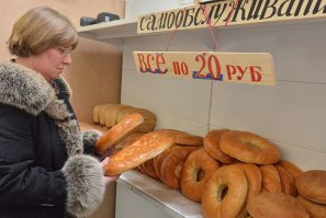 я бы взял шуруповёрт на верхней полке..а что? за 20 рублей теперь только хлеб купишь, а тут шурик! Надо брать!