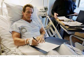 Подкину буряту ещё идею, в разы выгоднее. Берёшь нижепредставленную фотку, лепишь на неё ту же ладонь с камнями и текст: "Камни из почек Шварценнеггера! Прикоснись к кумиру миллионов!"