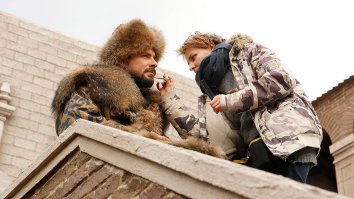 смотри за спиной  у актёра фрагмент стены.
 По моему чуточку не совпадают.