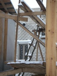 смотри за спиной  у актёра фрагмент стены.
 По моему чуточку не совпадают.