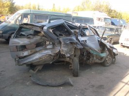 Машина сына. Уцелело только водительское место, в машине был один.