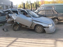 Машина сына. Уцелело только водительское место, в машине был один.