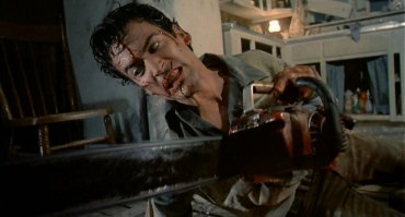 Брюс знает, что делать с "чужой рукой":