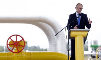 Украина не будет покупать российский газ по предложенной Москвой цене в 212 долларов, поскольку приобретает топливо в Европе дешевле. Об этом сообщил премьер-министр Украины Арсений Яценюк, передает в воскресенье, 10 января, РИА Новости.