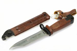 Насколько я помню 90-е, закон говорил о наличии упора и длине лезвия. Т.е. первые два, согласно упомянутому, запрещены к ношению, третий-же, не имеет упора - знач для колбасы!