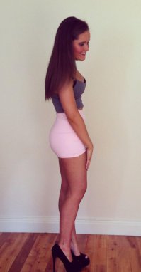 Стройные девушки в коротких платьях