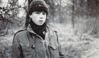 Это только верхняя часть фотографии. Ниже там в руках обрез