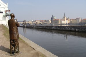 Про первую фотку я недопонял. Это где? я это в Праге видел.