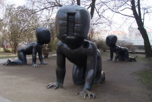 Про первую фотку я недопонял. Это где? я это в Праге видел.
