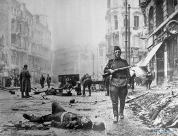 Наши немецкого десантника замочили, это их супер-элита была, Гитлер их обожал. Виден десантный шлем и винтовка FG-42. Ими вооружали только парашютистов, а этот похоже еще и кавалер креста. Туда ему и дорога...